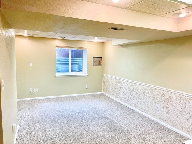 Building Photo - Large Clean Home in Aurora