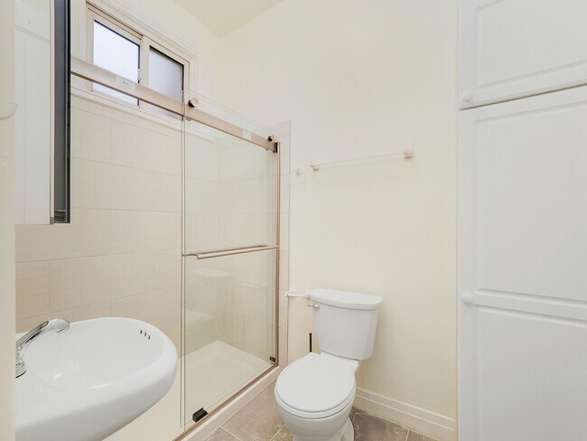 Building Photo - 1359 N Wells St