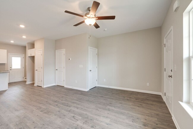 Building Photo - Lovely Townhome in Columbia!