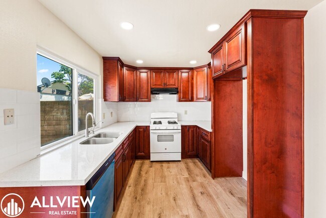 Building Photo - Charming 3-Bedroom, 1.5-Bath Townhouse in ...