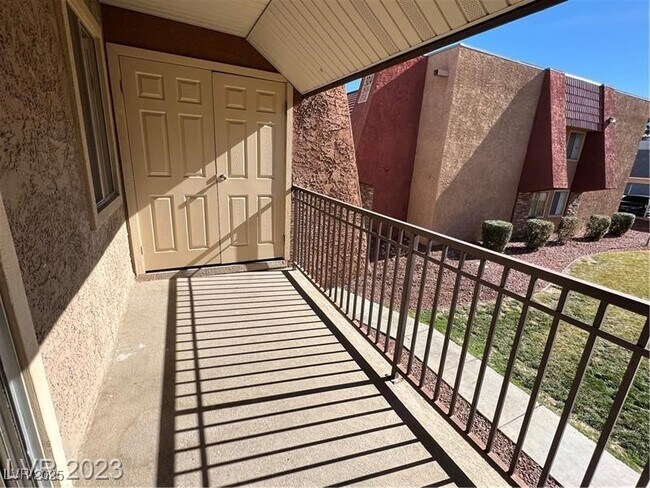 Building Photo - 5295 Indian River Dr