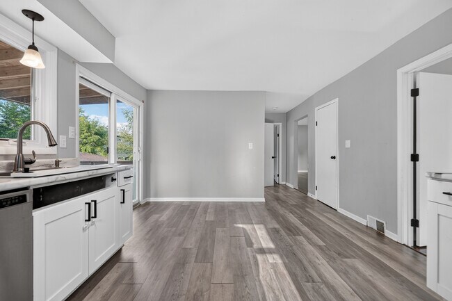Building Photo - 7945 W 91st St