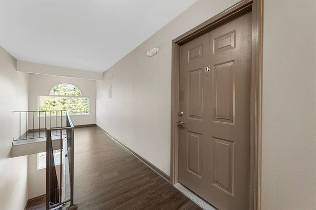 Building Photo - 1070 University Dr