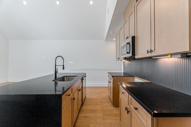 Building Photo - 7605 Victory Dr
