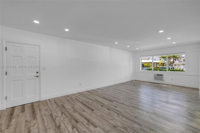 Building Photo - 2250 Bay Dr