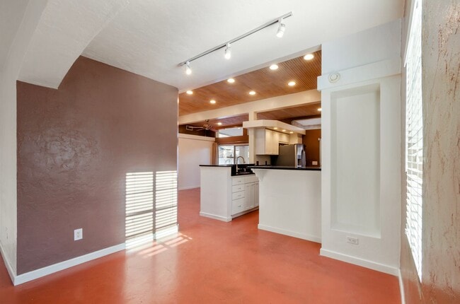 Building Photo - University Bungalow