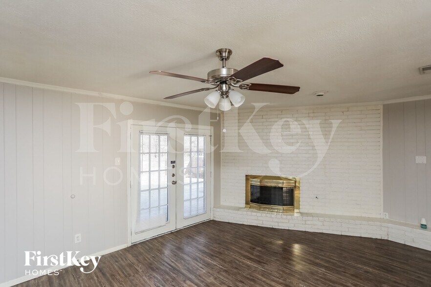 Building Photo - 417 Lakeside Dr