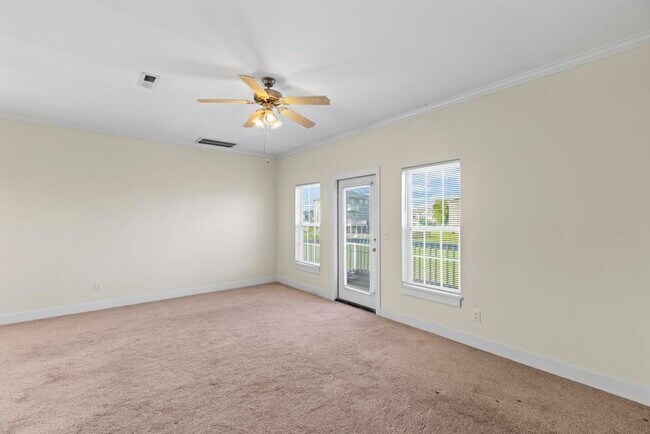 Building Photo - 220 Twin Oaks Dr