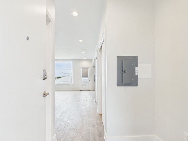 Building Photo - Modern East Austin Condo with City Views & Unmatched Walkability