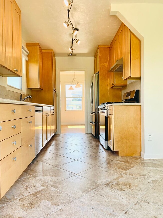 Building Photo - BEAUTIFUL 3BD/2BA HOME WITH A SPACIOUS BAC...