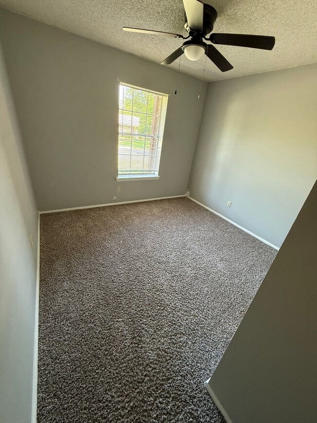 Building Photo - 3 Bedroom and 2 bathroom home.
