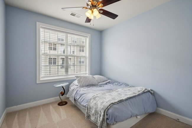 Building Photo - Stunning 2 bed 2.5 bath 2-story condo/townhome