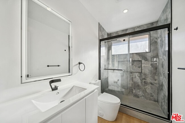 Building Photo - 919 S Sherbourne Dr