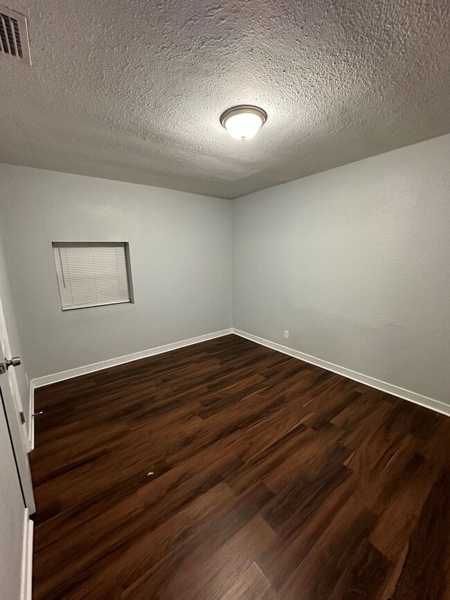 Building Photo - All Brick 4 bedroom 2 bath Northside Rental!