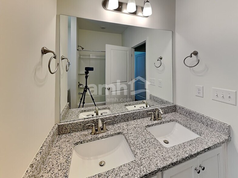 Building Photo - 7077 Creeksong Dr