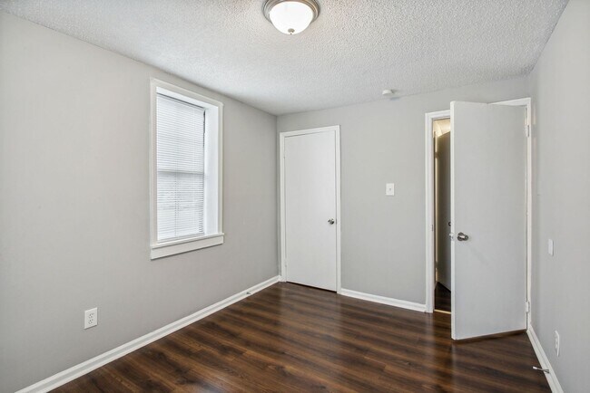 Building Photo - Large Near Downtown 3BR/1BA House For Rent