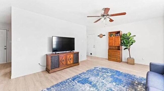 Building Photo - PRE-LEASING for JULY - Modern Chic 3 Bedroom Home