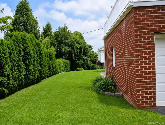 Building Photo - 121 Manhasset Ave