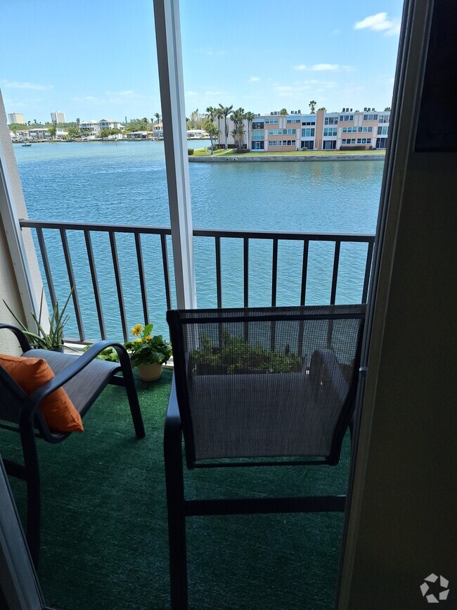 Building Photo - 7645 Sun Island Dr S