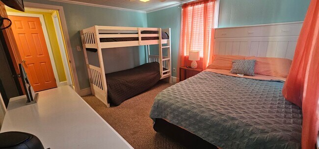 Building Photo - Snowbird Rental or Short-Term Getaway – Just Steps from the Beach!