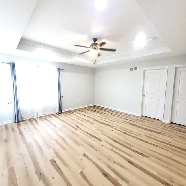 Building Photo - End unit townhome in Newark - 4 bedrooms, ...