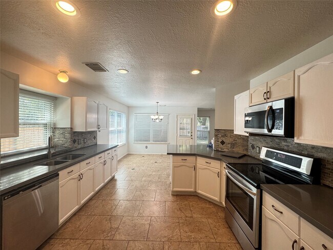 Building Photo - 210 Rolling Plains Dr