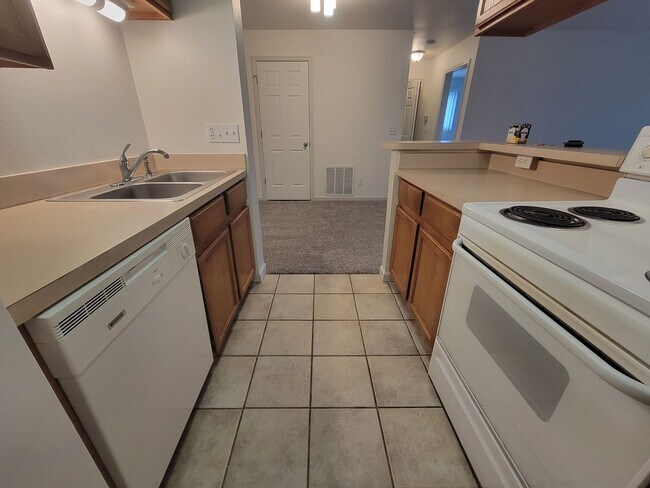 Building Photo - Fresh Boulder 1 Bedroom Condo for Rent with Pool, Tennis and Fitness Center in Hunter Creek