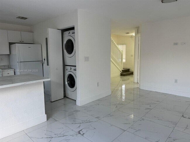 Building Photo - 618 SW 2nd Pl