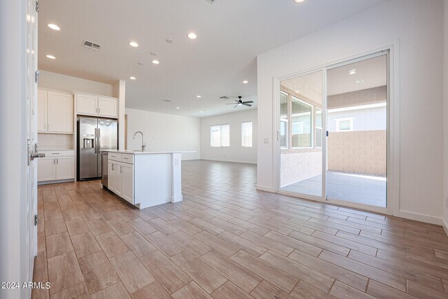 Building Photo - 7702 W Jackrabbit Ln