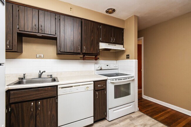 Building Photo - Charming & Spacious Home in Bellefontaine Neighbors – Move-In Ready!