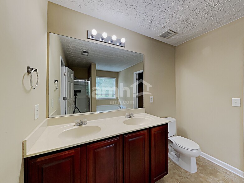 Building Photo - 889 Bramble Way