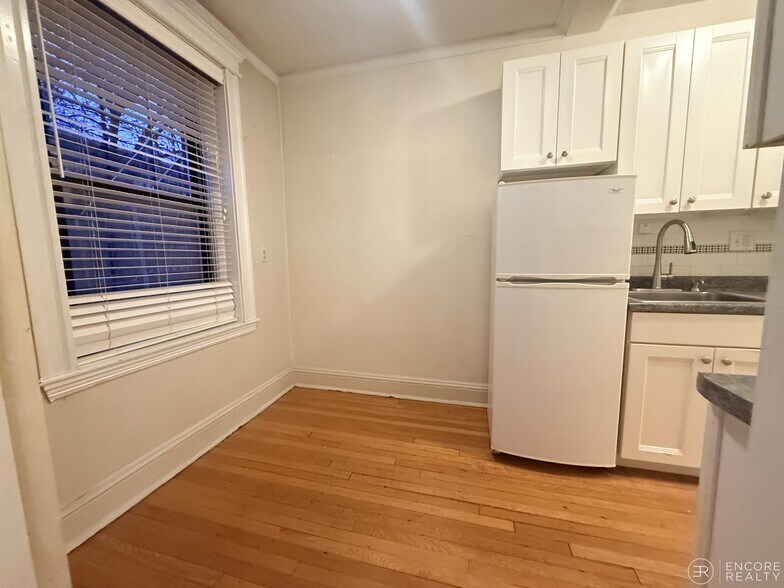 Building Photo - 110 Riverway