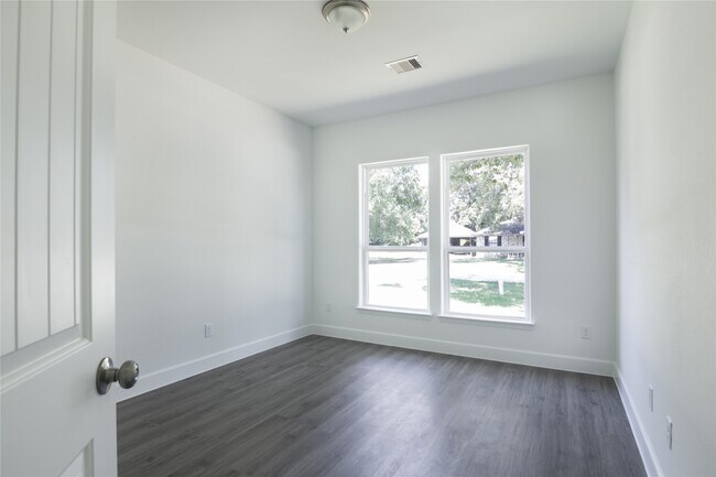 Building Photo - 336 Autumn Ln