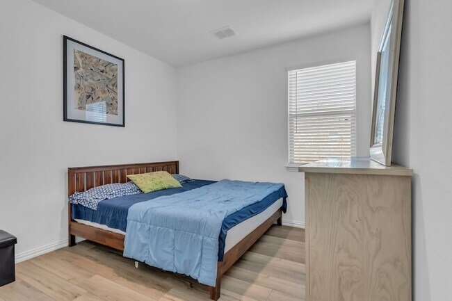 Building Photo - 14789 Mainstay Way