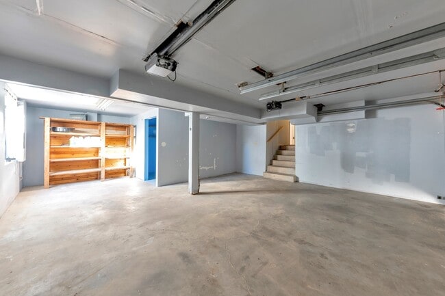 Building Photo - Enormous 4 Bed / 3 Bath Pet Friendly Home ...