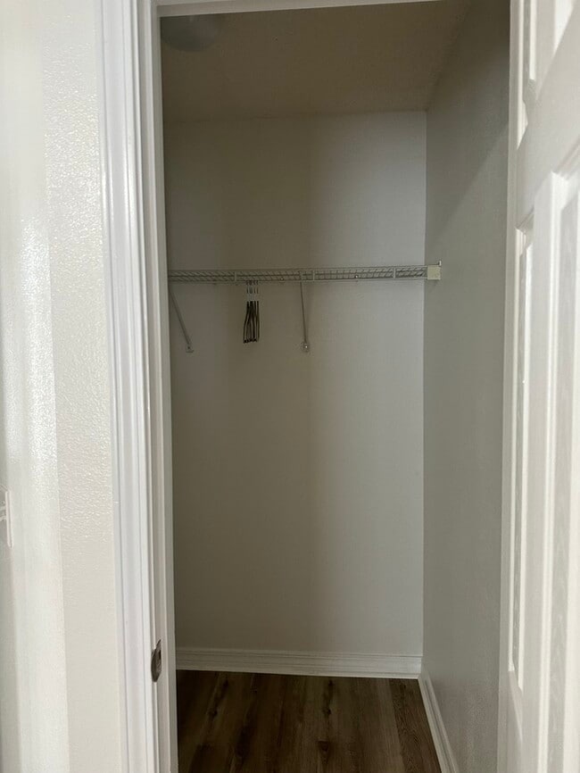 Building Photo - Large 4 bed / 3 bath home minutes from Nav...