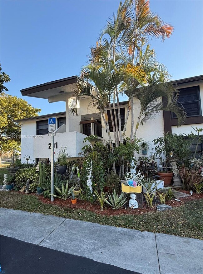 Building Photo - 201 Lake Pointe Dr