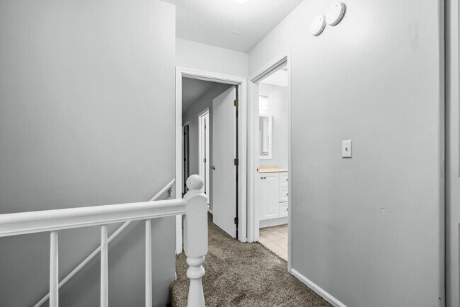 Building Photo - 215 Darrell Dr