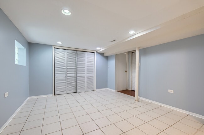 Building Photo - 6112 S Kilbourn Ave