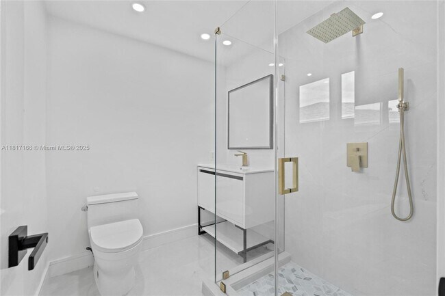 Building Photo - 719 SW 25th Ave