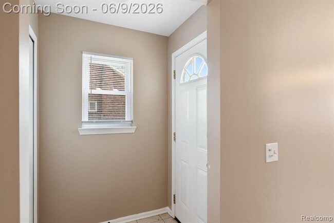 Building Photo - 3260 Sashabaw Rd