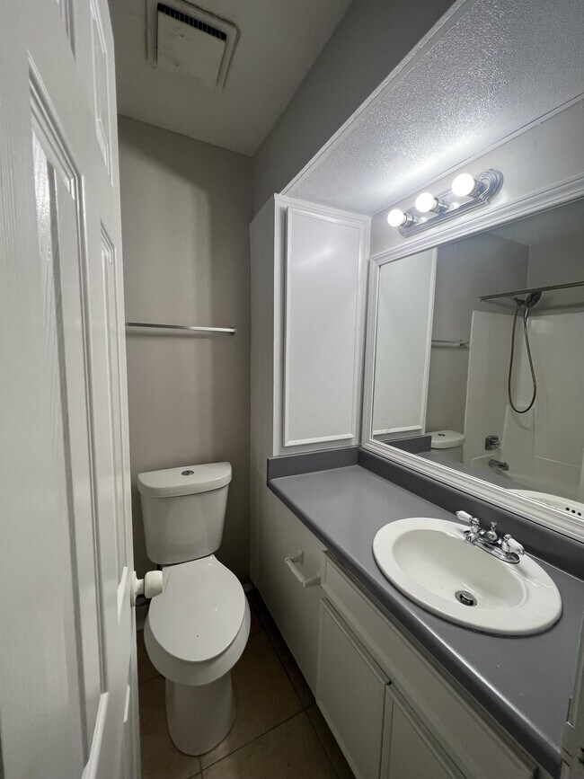 Building Photo - 6473 Klinect Ct