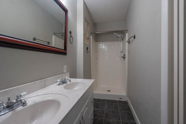 Building Photo - 4 bed and 2 bath house in Johnson City