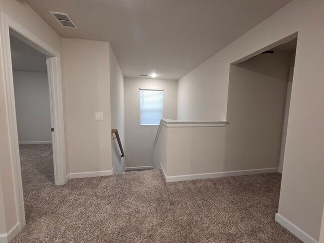 Building Photo - Beautiful and spacious! Ready for move in!