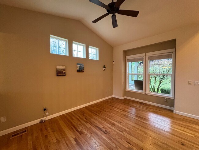 Building Photo - Spacious 4-Bedroom Home for Rent in Woodinville