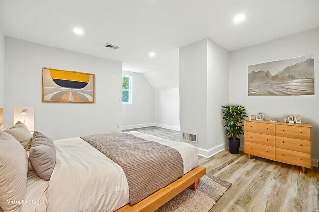 Building Photo - 260 E Beecher St