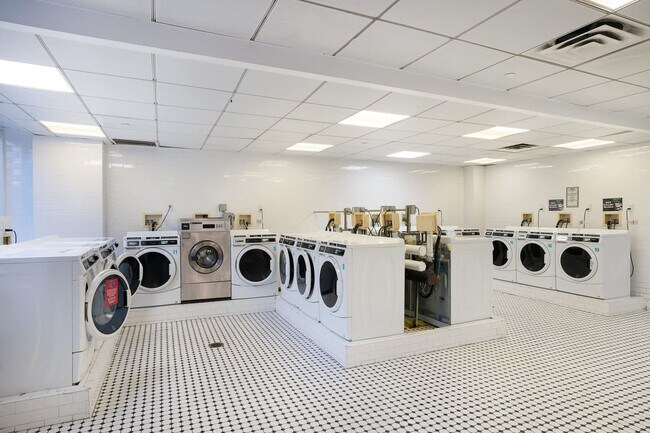 Building Photo - 350 W 43rd St