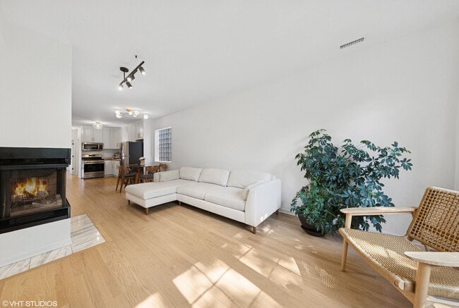 Building Photo - 1064 N Marshfield Ave