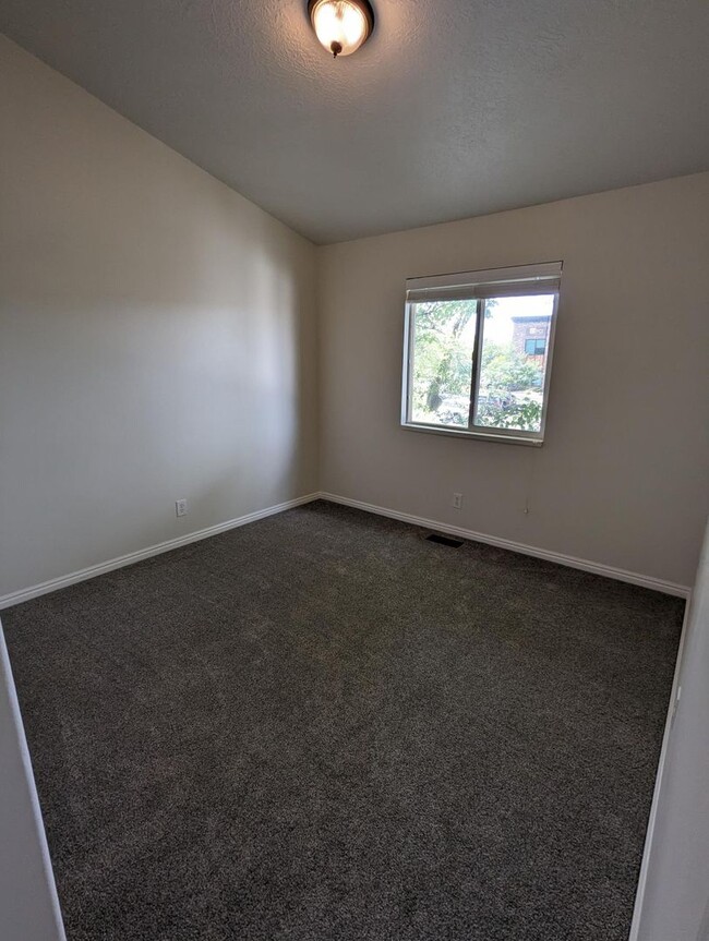 Building Photo - Comfy Spanish Fork Townhome (End Unit)