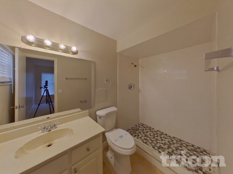 Building Photo - 1005 Park St